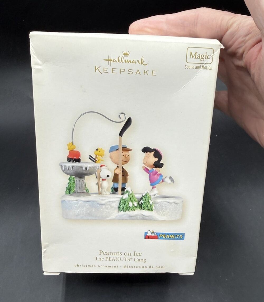 New Hallmark Ornament Peanuts on Ice Magic Sound Motion Snoopy Hockey -7D